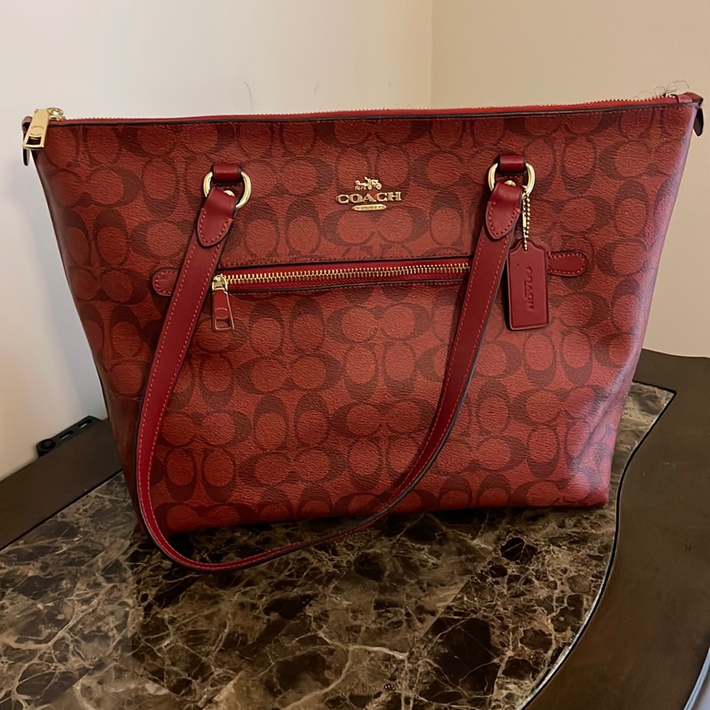 💯 Authentic 👍🏾 Red Coach tote bag